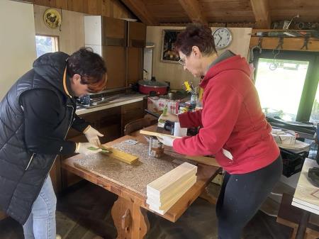 Velikonočna dekoracija ob cesti na Brdinjah (2)